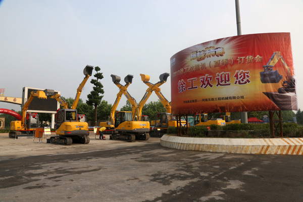 路友公司—2013年MK网挖掘机订货会外景