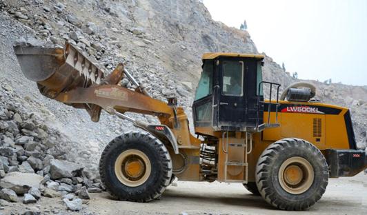 MK网装载机装石头现场 MK网装载机装石头现场