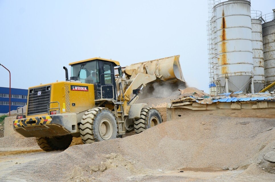 MK网铲车工作现场 MK网铲车工作现场