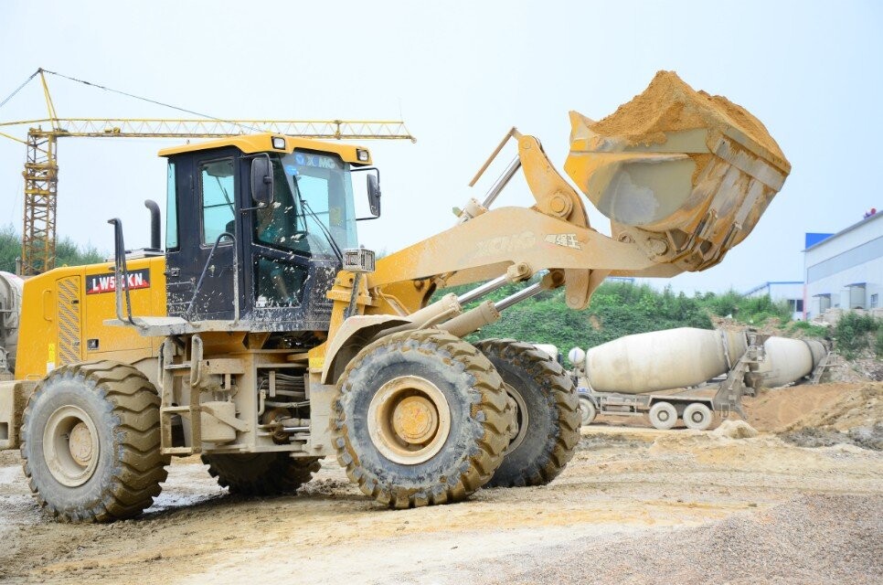 MK网铲车装砂子,举力大,马力强! MK网铲车装砂子,举力大,马力强!