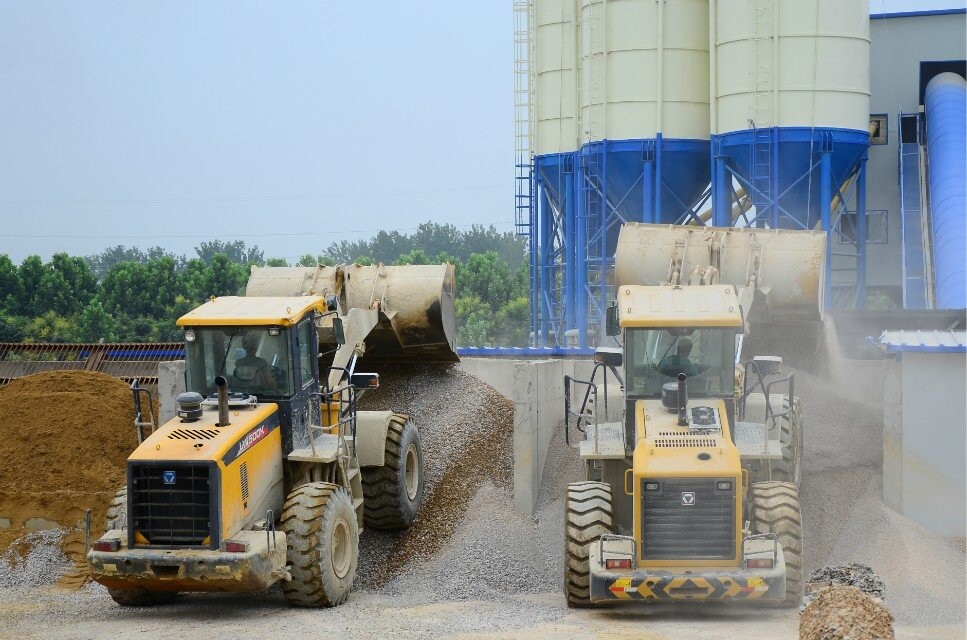 MK网50铲车装沙子现场图(中铁三局客户现场图) MK网50铲车装沙子现场图(中铁三局客户现场图)