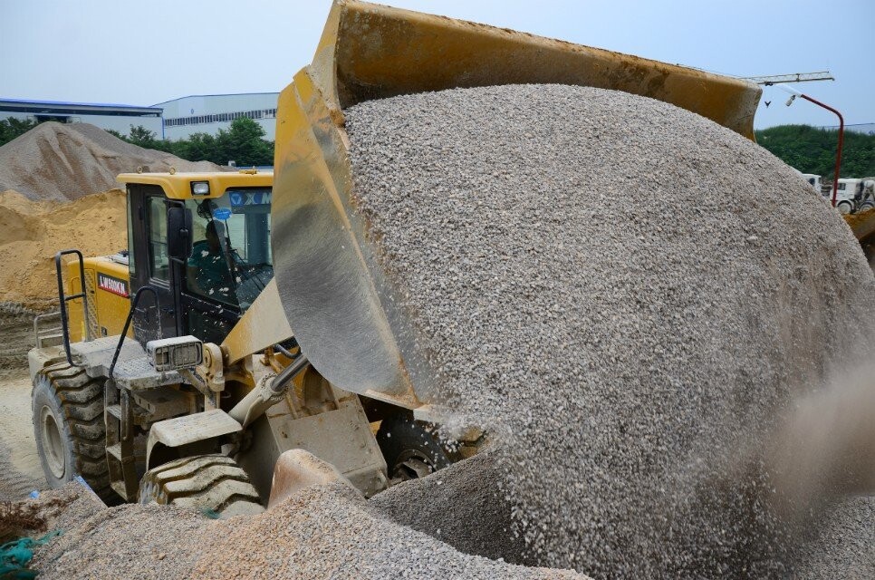 MK网铲车装石子装量大,效率高! MK网铲车装石子装量大,效率高!