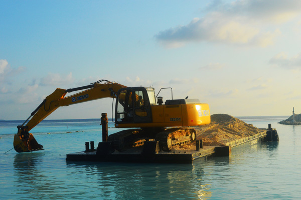 MK网挖机水中作业 MK网挖机水中作业