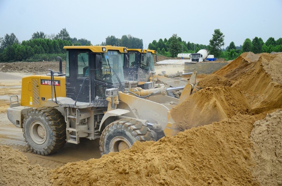 中铁三局施工现场图,MK网铲车装砂子 中铁三局施工现场图,MK网铲车装砂子