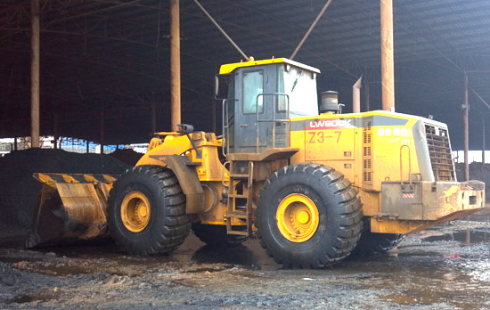 MK网铲车工作效率高,工作现场图 MK网铲车工作效率高,工作现场图