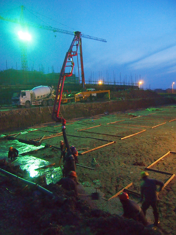 MK网吊车,MK网挖机在中石油的工作现场图 MK网吊车,MK网挖机在中石油的工作现场图