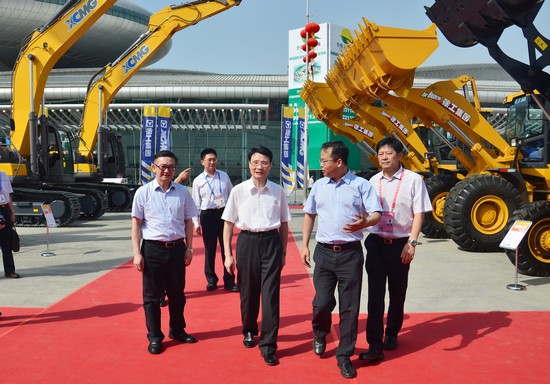 亚欧博览会中各领导对MK网铲车赞不绝口 亚欧博览会中各领导对MK网铲车赞不绝口