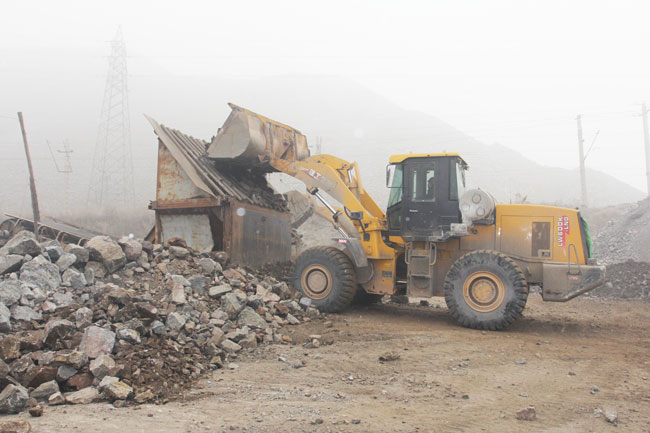 MK网装载机施工现场工作图。 MK网装载机施工现场工作图。