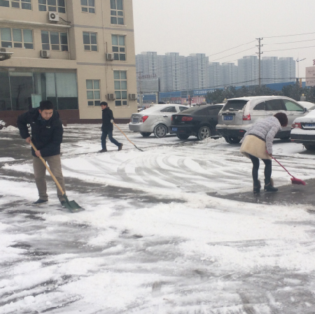 冒严寒,河南路友员工扫雪除冰忙 冒严寒,河南路友员工扫雪除冰忙