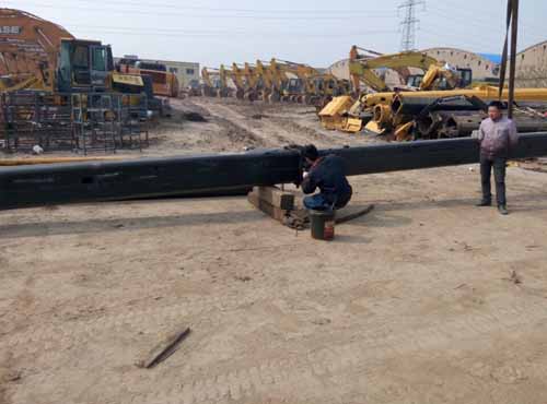 维修接近尾声,这台吊车终于要开始工作了,客户很满意, 维修接近尾声,这台吊车终于要开始工作了,客户很满意,