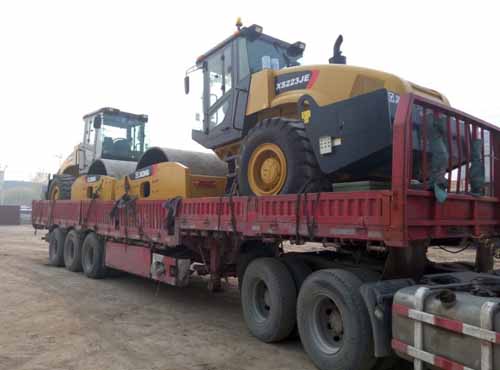 两台MK网单钢轮压路机装车驶出河南路友大院