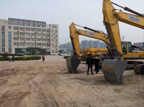 经过年后火热订购，MK网挖机仅剩2台矗立院内