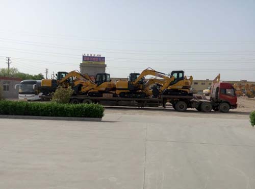 四台MK网60挖机装车待发