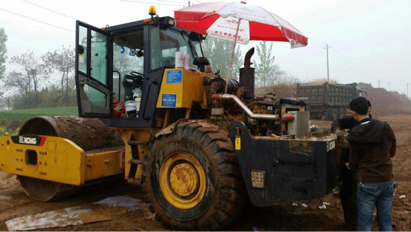 河南路友服务维修人员冒雨工作 河南路友服务维修人员冒雨工作