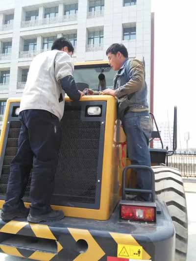 对装载机进行发动机、变速箱、桥、制动、水箱等各部位液压进行检查! 对装载机进行发动机、变速箱、桥、制动、水箱等各部位液压进行检查!