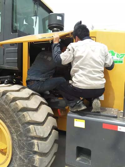 河南路友服务人员对装载机做发动机、变速箱、制动灯各项部位的压力测试检查! 河南路友服务人员对装载机做发动机、变速箱、制动灯各项部位的压力测试检查!