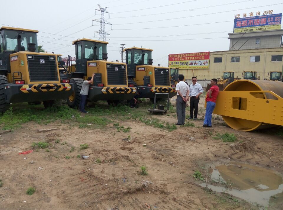 MK网装载机客户看车 MK网装载机客户看车