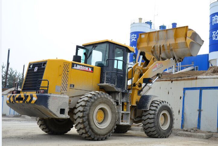 MK网装载机举起有力，装卸高度高