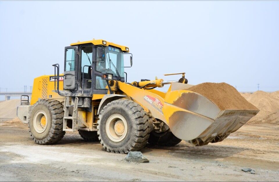 MK网装载机装运沙子