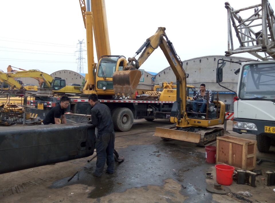 吊车兄弟有难,挖机哥们帮忙,河南路友维修场景 吊车兄弟有难,挖机哥们帮忙,河南路友维修场景