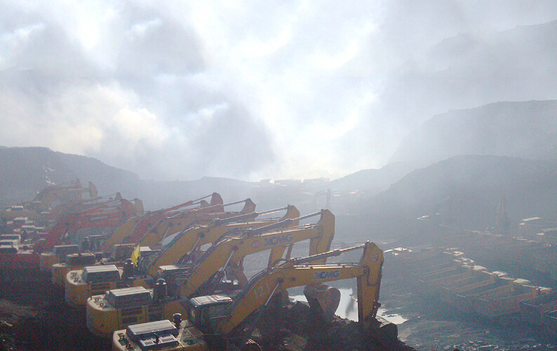 MK网煤矿型挖掘机整齐待命