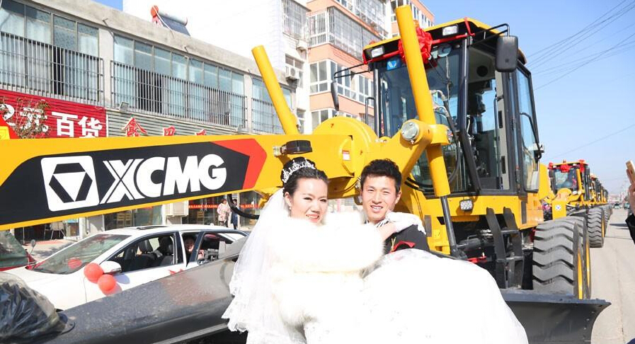 一对新人和豪华迎亲车队合影 一对新人和豪华迎亲车队合影