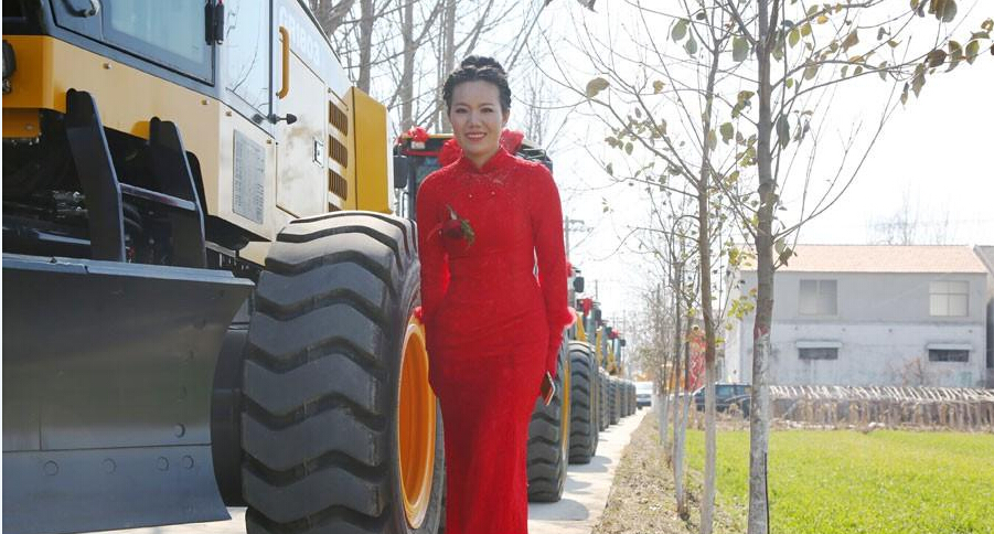 新娘和豪车合影 新娘和豪车合影