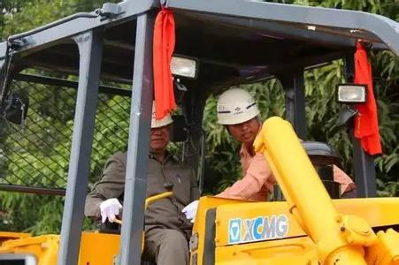 柬埔寨副总理苏庆试驾MK网平地机 柬埔寨副总理苏庆试驾MK网平地机