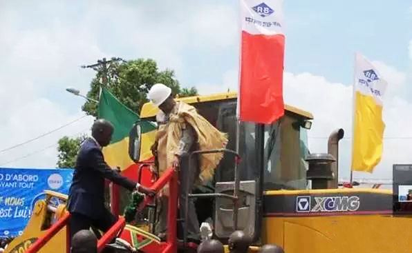 刚果（布）总统萨苏试驾MK网装载机