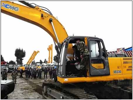 玻利维亚总统莫拉莱斯试驾MK网挖机 玻利维亚总统莫拉莱斯试驾MK网挖机