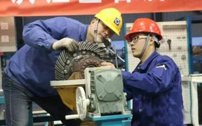 MK网技能参与者认真研究