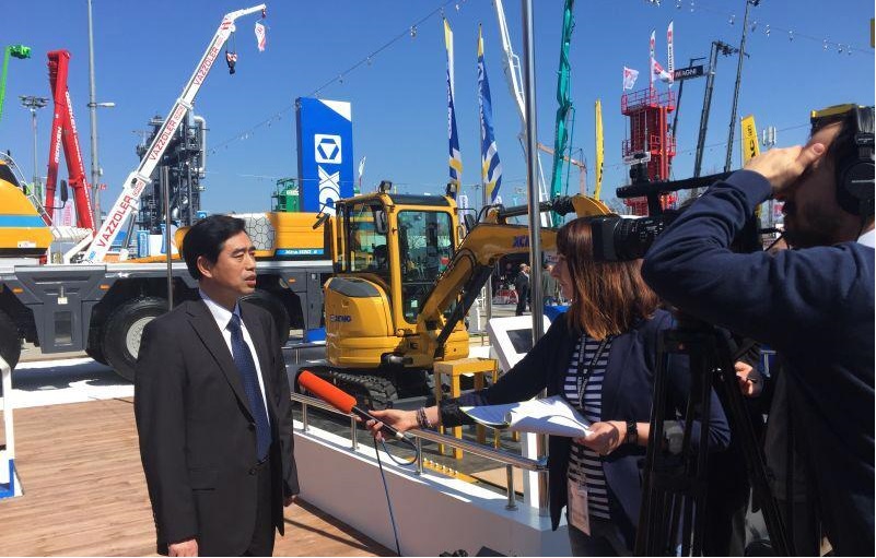 MK网集团副总经理李锁云接受采访