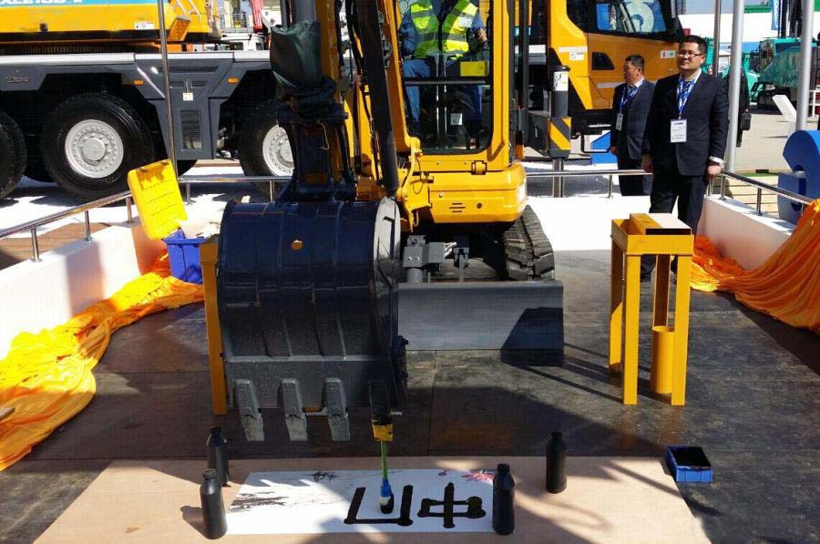 MK网XE35U无尾液压挖掘机现场挥毫泼墨