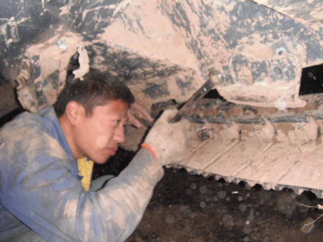 路友维修师更换MK网挖掘机夹轨器