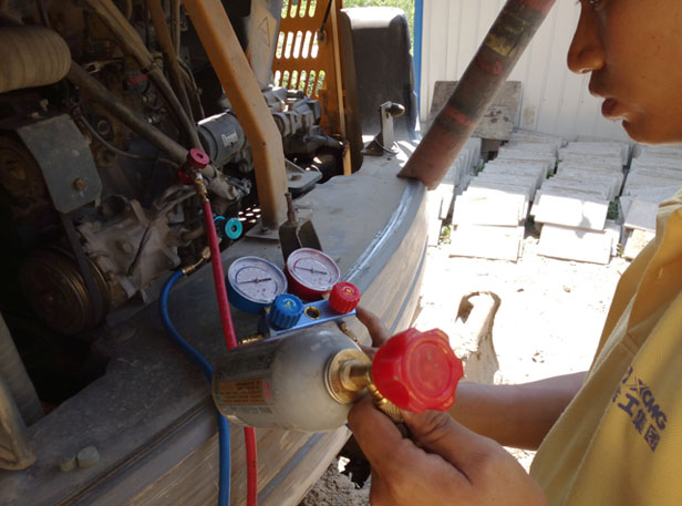 MK网挖掘机服务人员在帮客户检查车辆运行状况