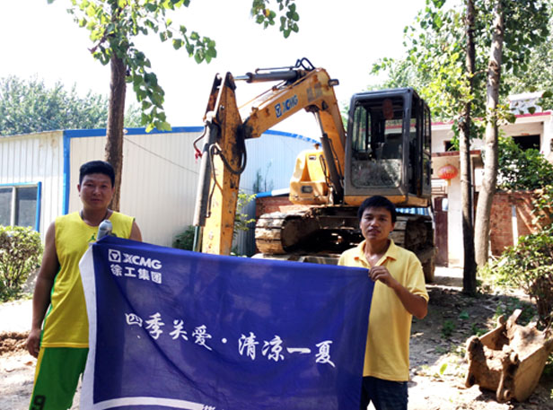 服务人员与MK网挖掘机用户合影