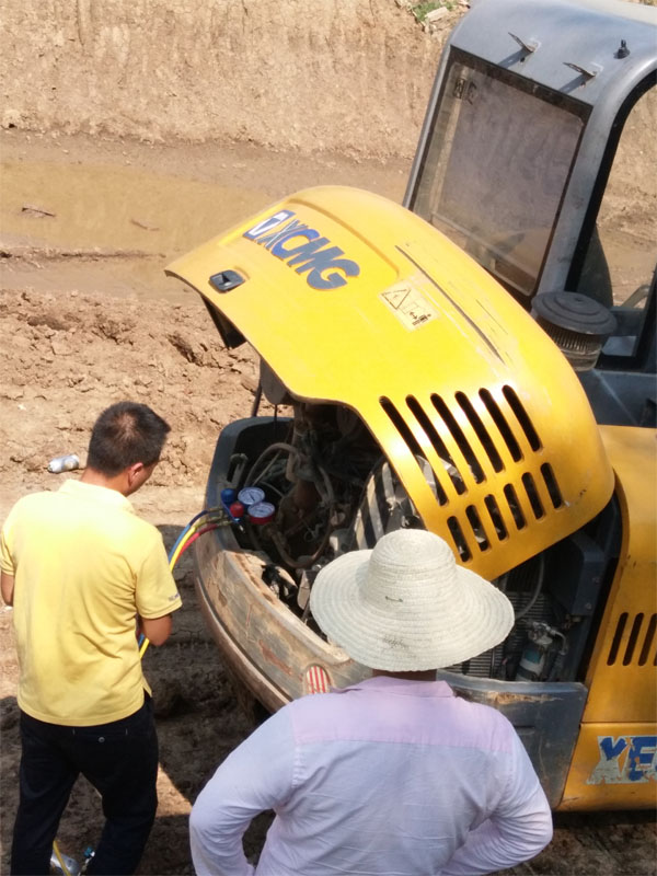 MK网挖机服务顶着炎热检修挖掘机