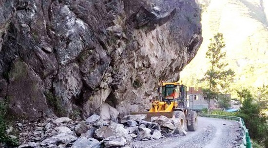 MK网装载机清理滚落石头