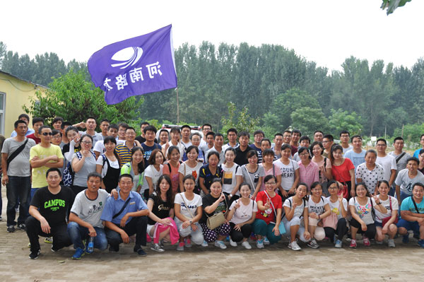 MK网总代理河南路友机械活动人员合影