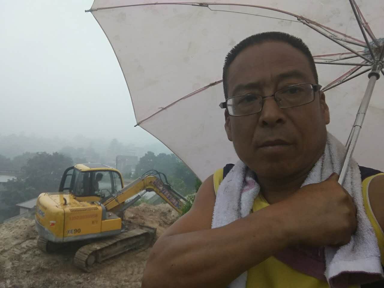 MK网挖机冒雨仍然工作 MK网挖机冒雨仍然工作