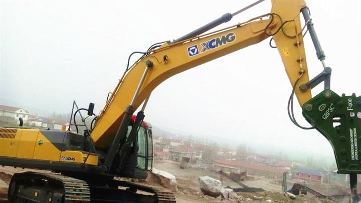 MK网挖掘机破碎锤工作 MK网挖掘机破碎锤工作