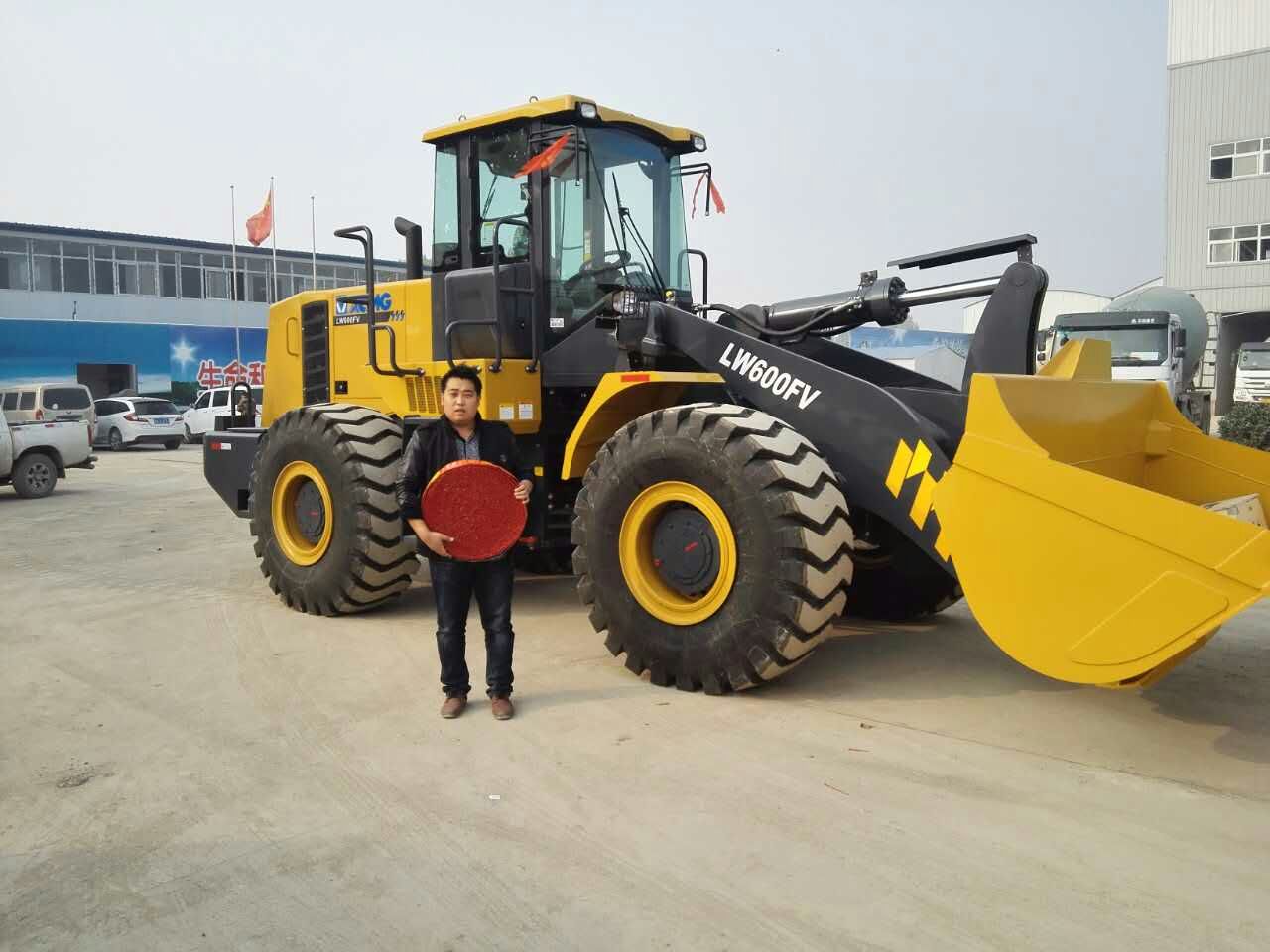 河南装载机销售与MK网60装载机合影