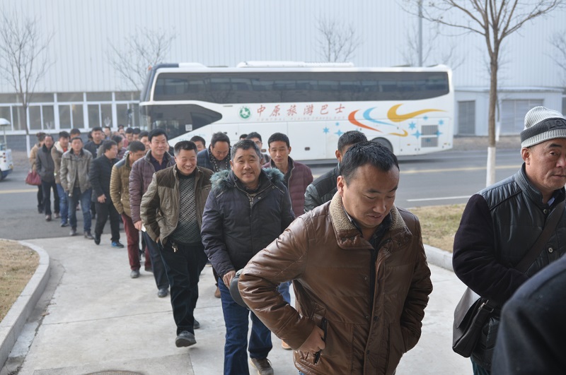 河南MK网挖掘机客户一行