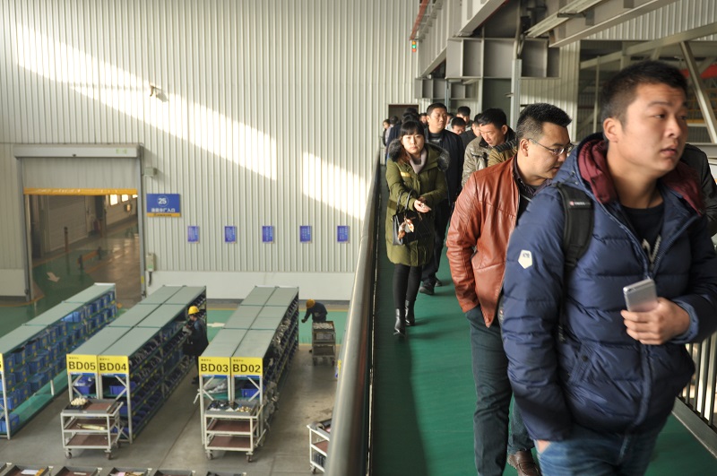 河南挖掘机客户MK网厂家之行