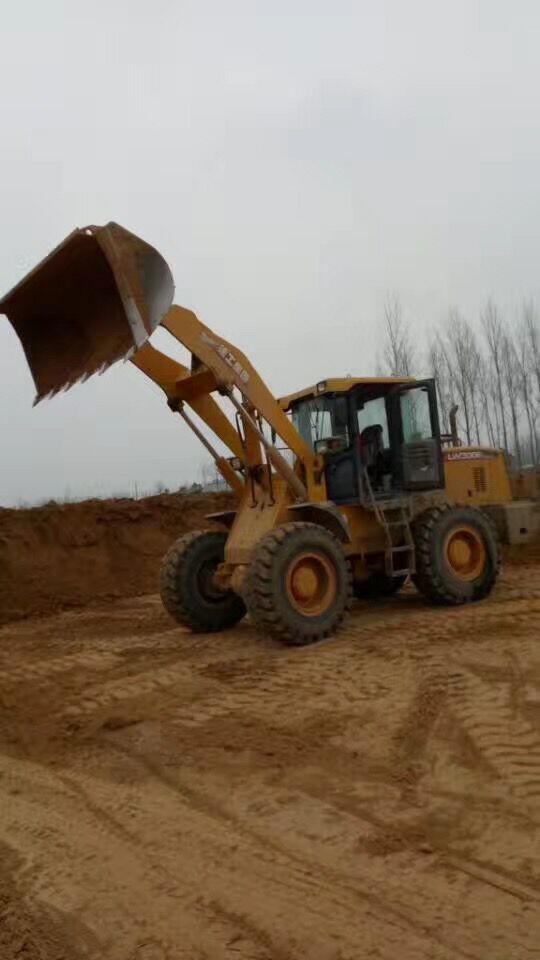 MK网装载机土方工程工作现场 MK网装载机土方工程工作现场