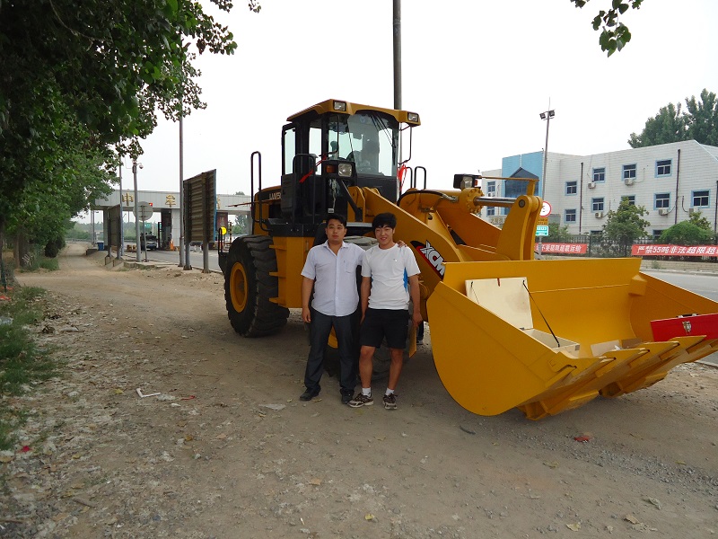 MK网LW300F装载机交车