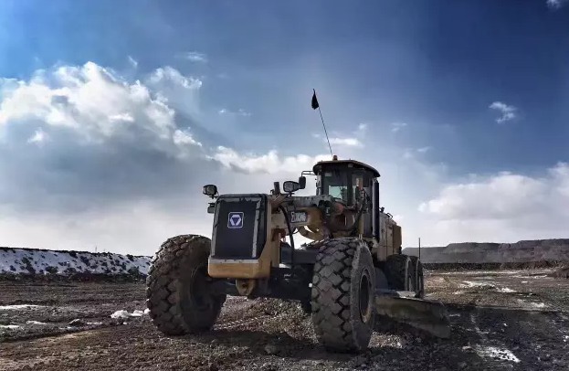 MK网平地机工作照