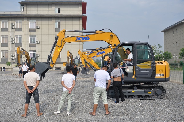 MK网挖掘机试驾