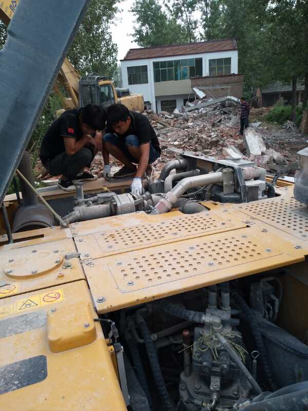 天助服务为客户修挖机到天亮 天助服务为客户修挖机到天亮