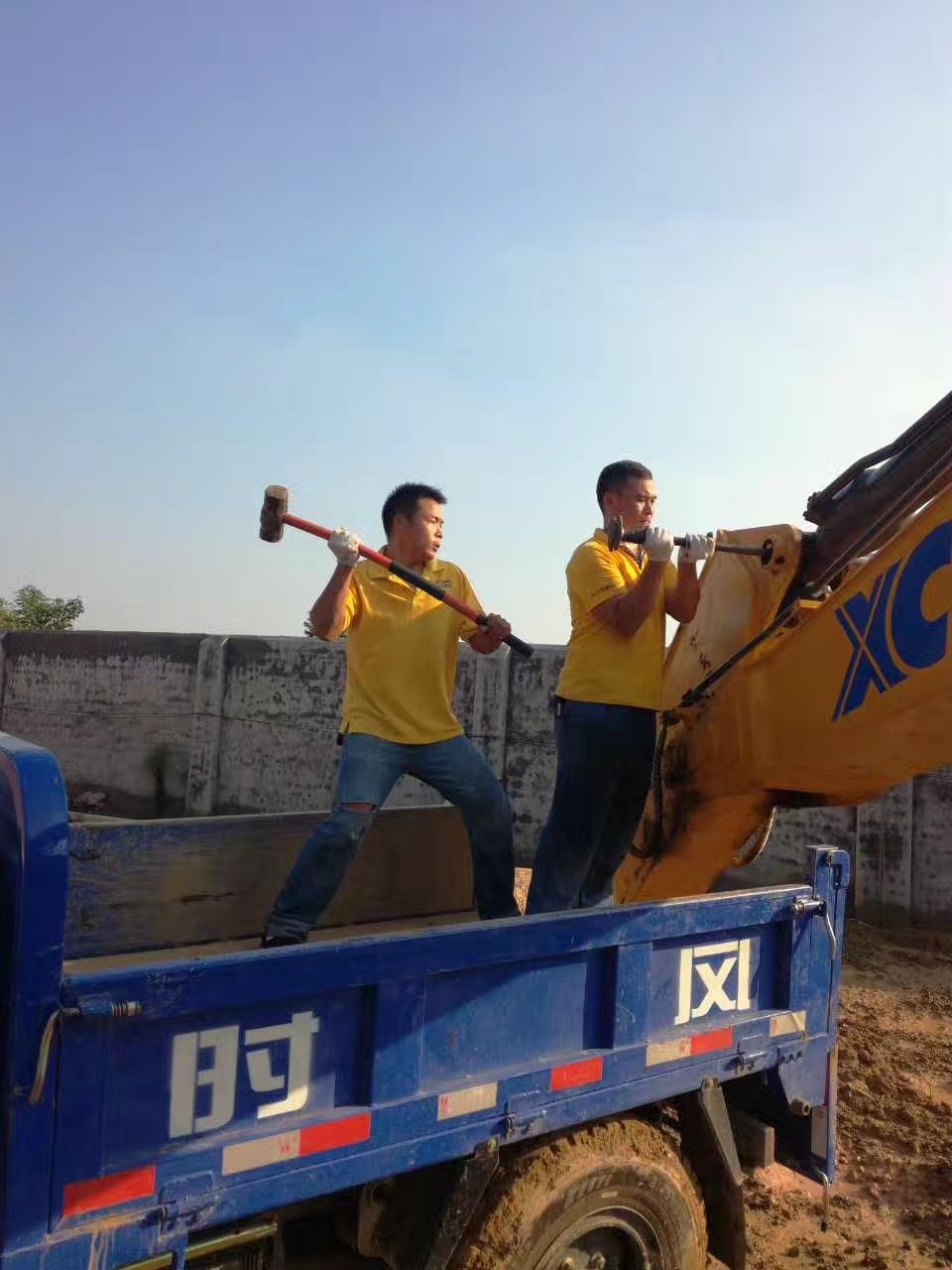 河南天助MK网挖机服务正在维修